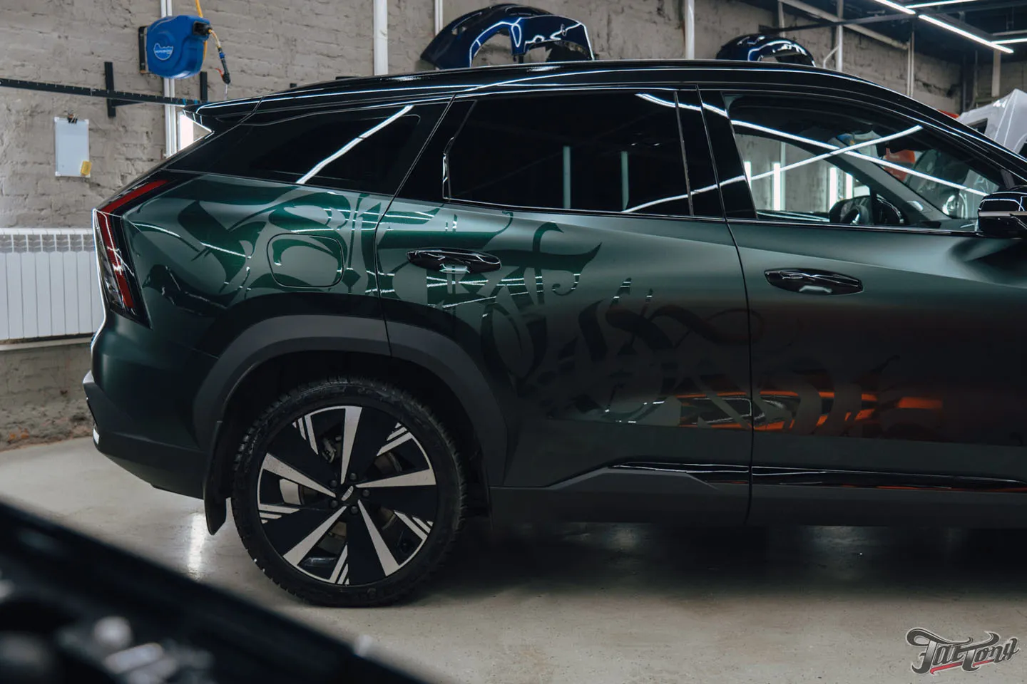 Подарок для будущей супруги: оклеили Geely Atlas матовым винилом, переднюю часть забронировали полиуретаном, добавили глянцевые наклейки + защита глянца в салоне, керамика пленки и кожи
